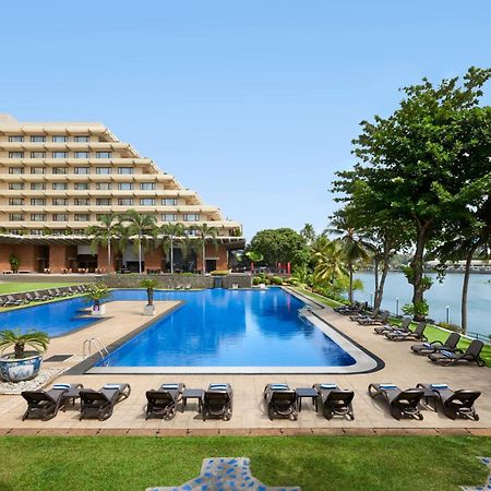 Cinnamon Lakeside Colombo Eksteriør billede The pool at the Taj Bengal