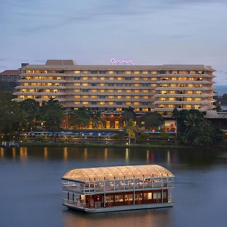 Cinnamon Lakeside Colombo Eksteriør billede The hotel and the floating restaurant