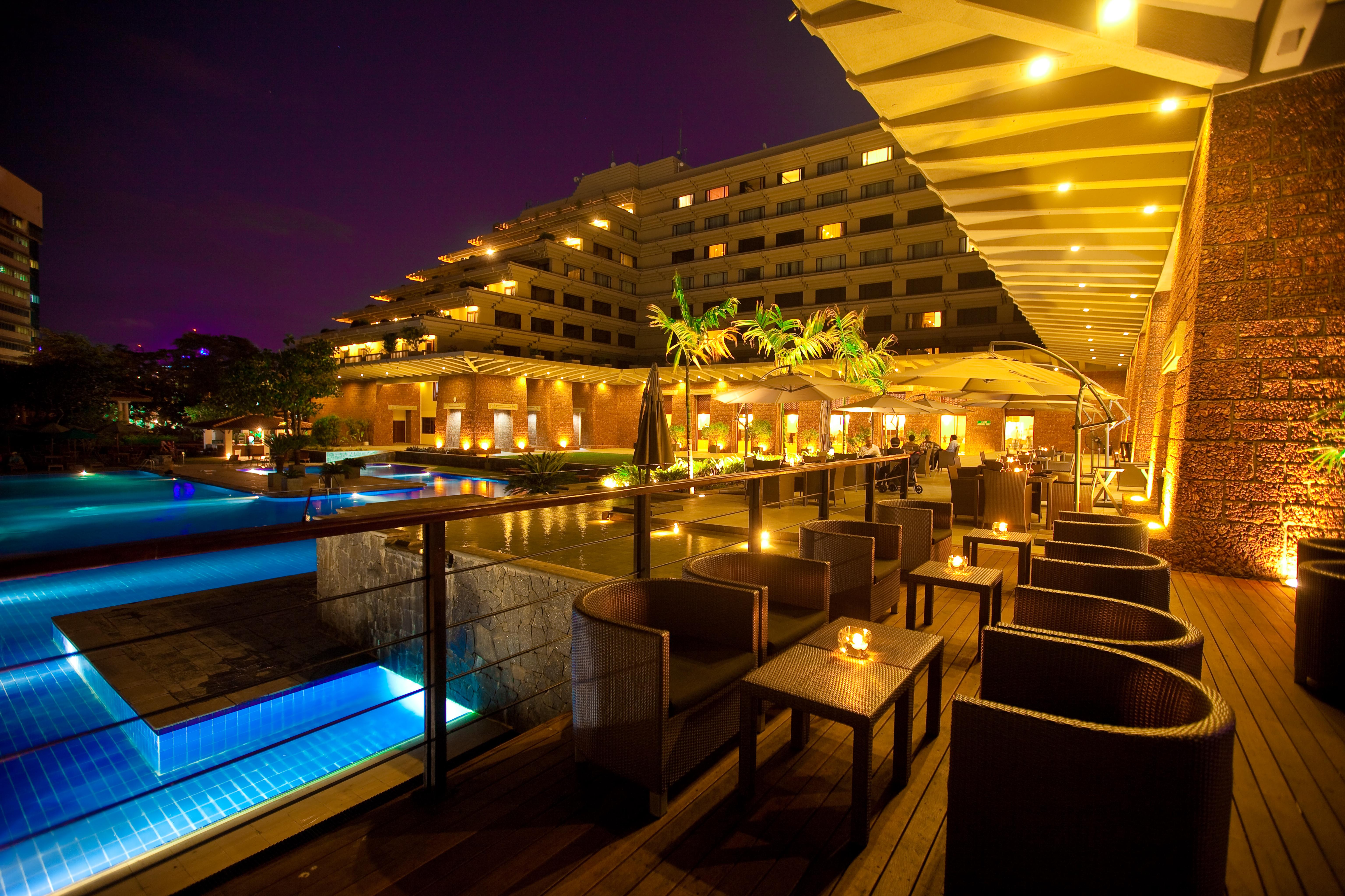 Cinnamon Lakeside Colombo Eksteriør billede The pool at the Taj Bengal