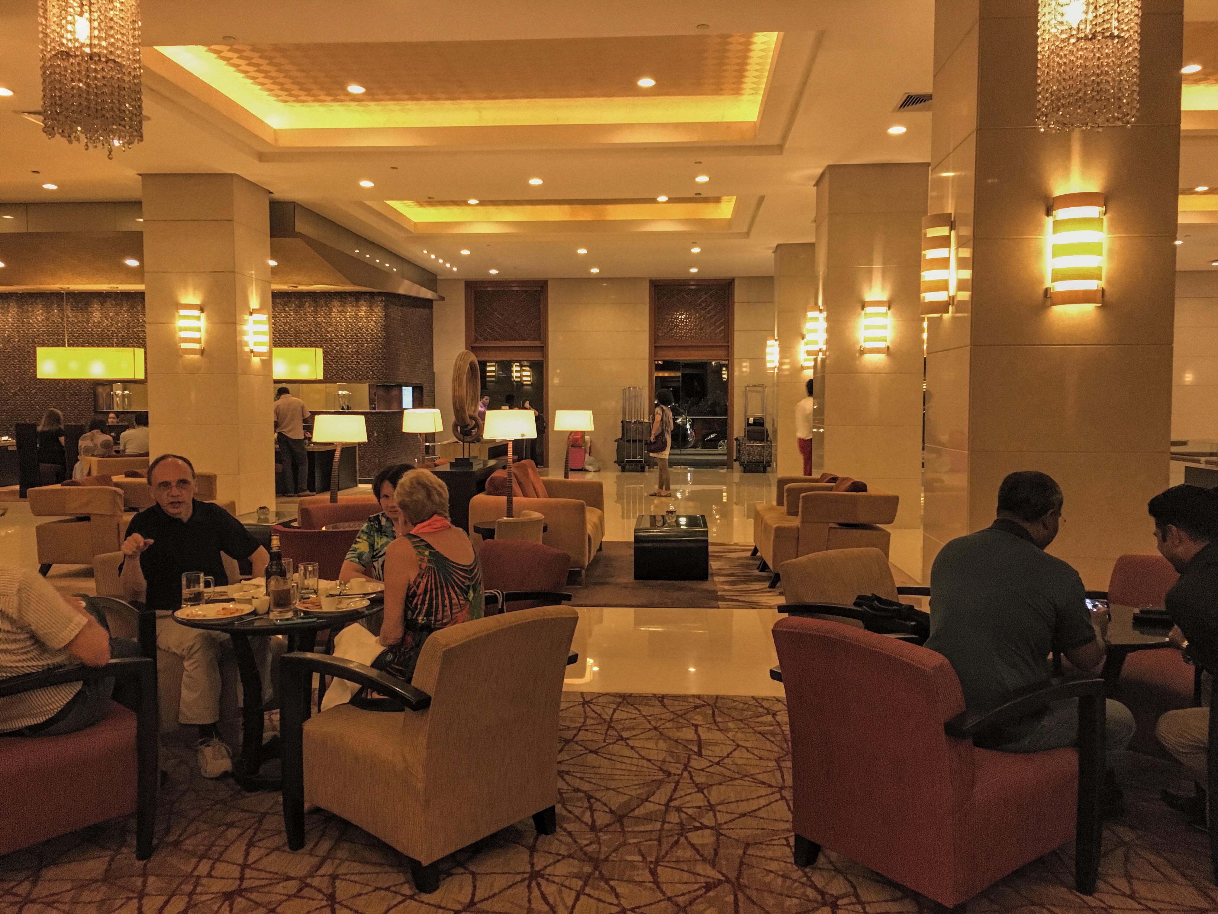 Cinnamon Lakeside Colombo Eksteriør billede The lobby of the hotel