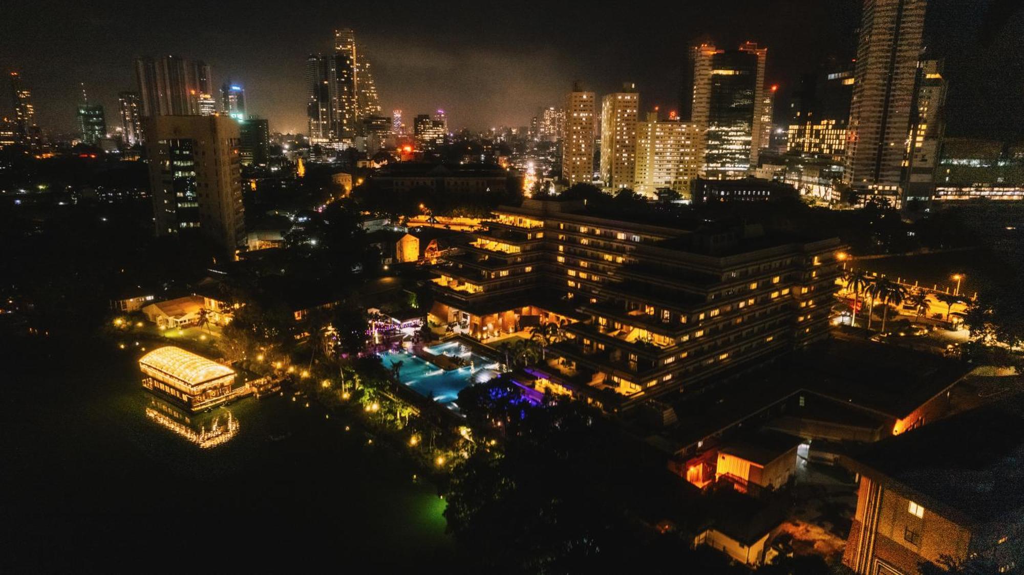 Cinnamon Lakeside Colombo Eksteriør billede The view of the resort at night