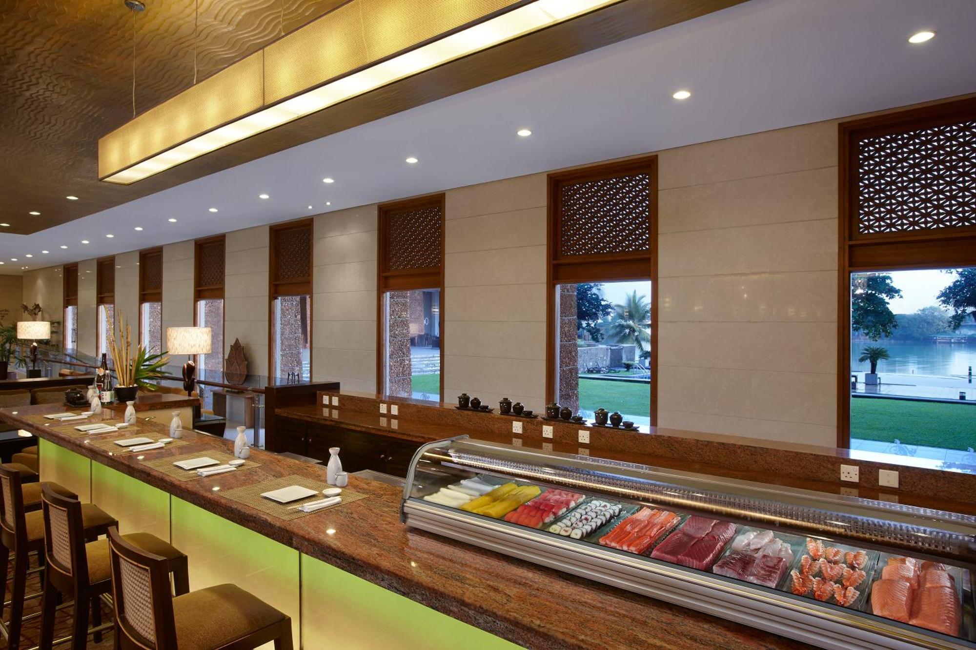 Cinnamon Lakeside Colombo Eksteriør billede Sushi bar at the Taj Bengal
