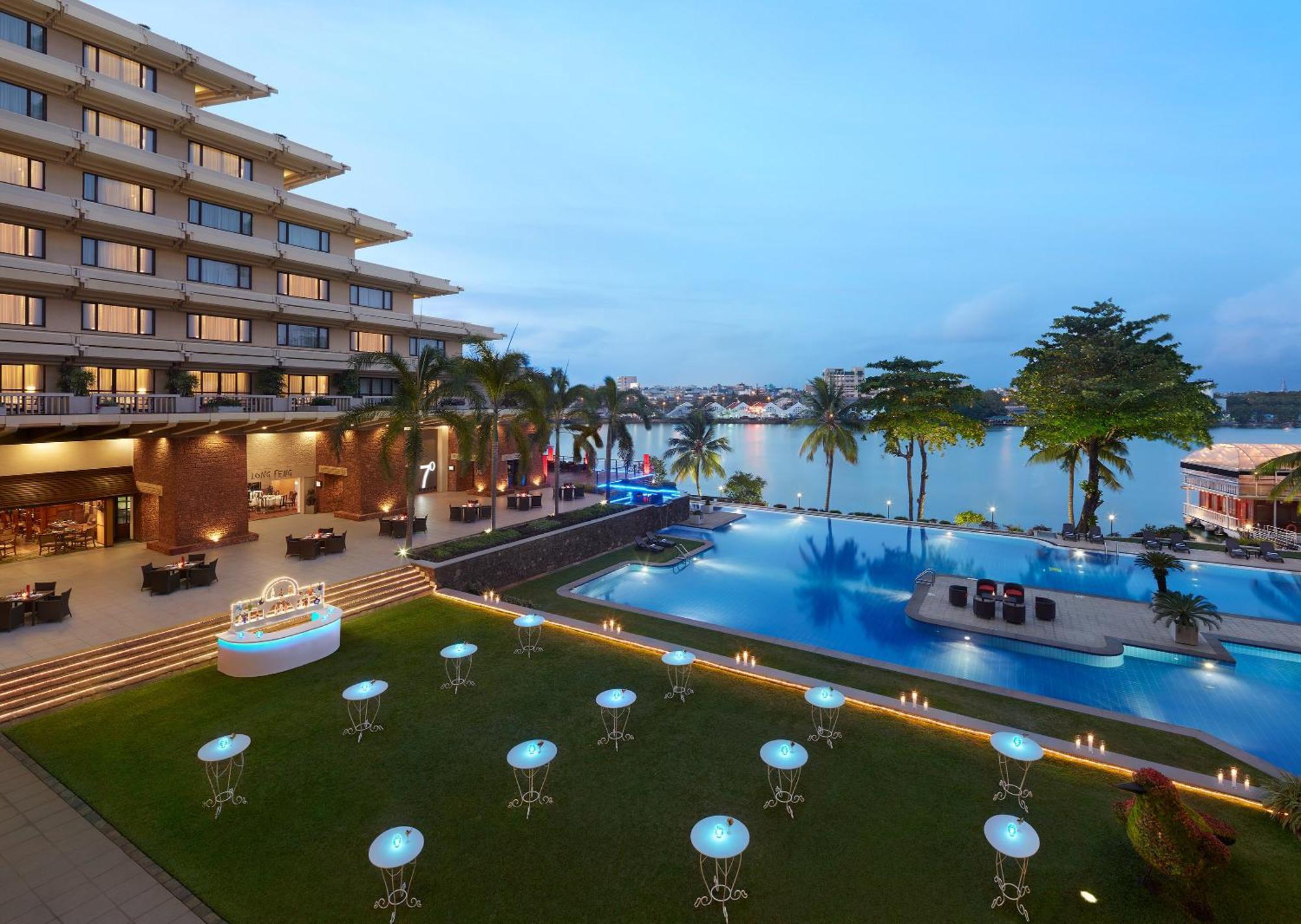 Cinnamon Lakeside Colombo Eksteriør billede The pool at the Westin