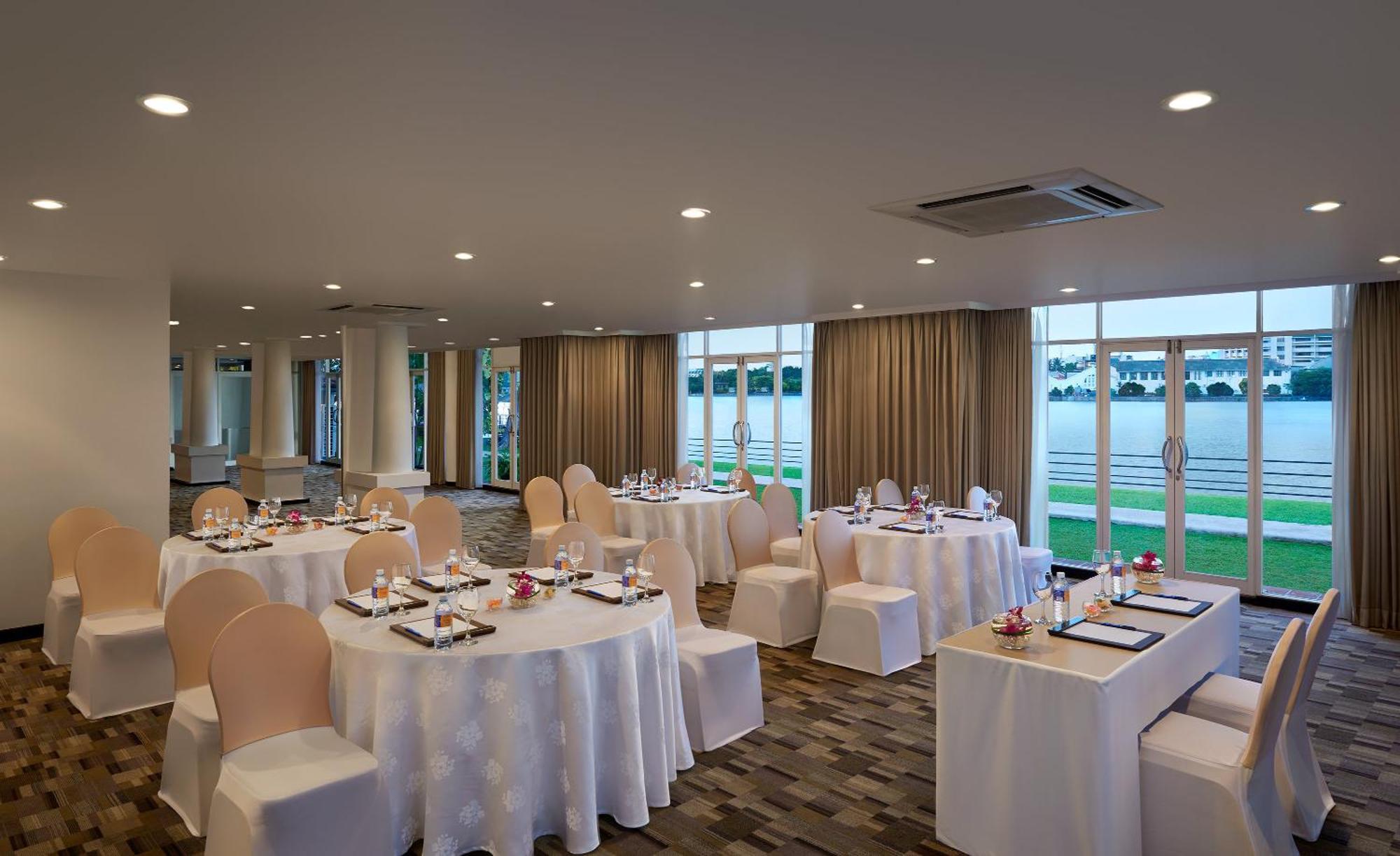 Cinnamon Lakeside Colombo Eksteriør billede Meeting room