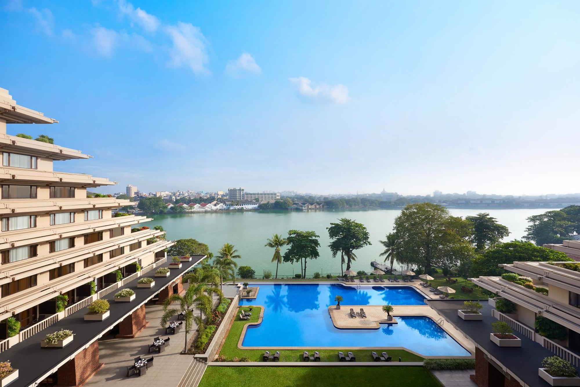 Cinnamon Lakeside Colombo Eksteriør billede View of the pool at the Taj Bengal