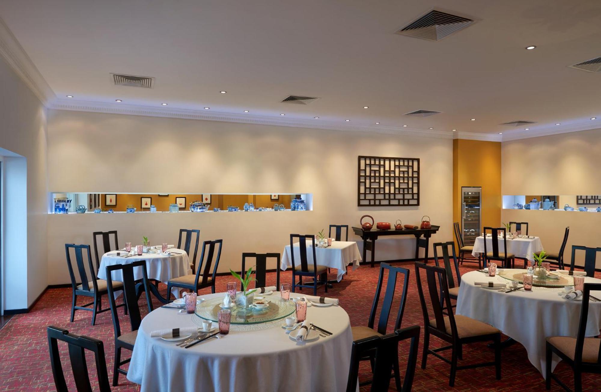 Cinnamon Lakeside Colombo Eksteriør billede Interior of the restaurant