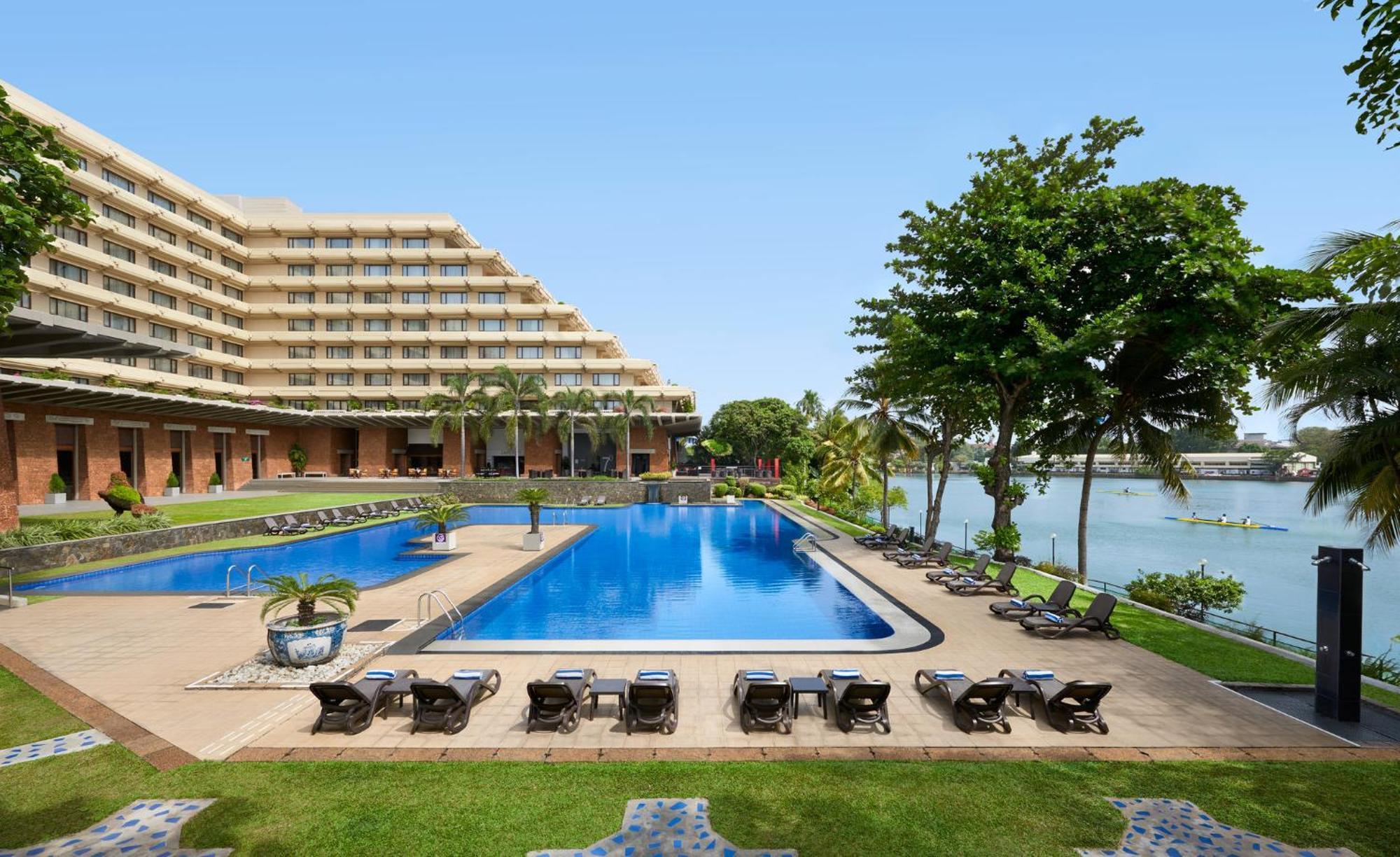 Cinnamon Lakeside Colombo Eksteriør billede The pool at the Taj Bengal