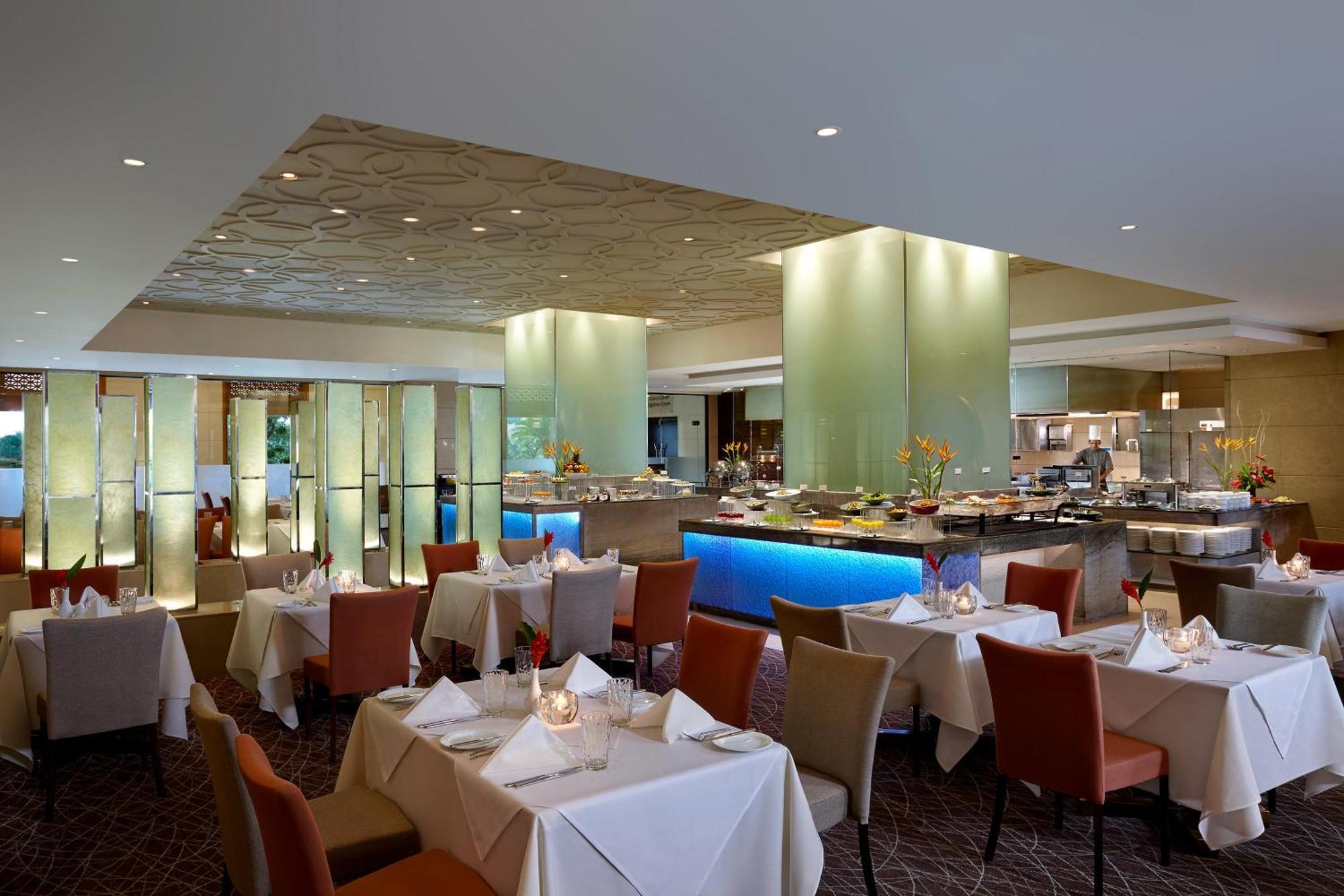 Cinnamon Lakeside Colombo Eksteriør billede The restaurant
