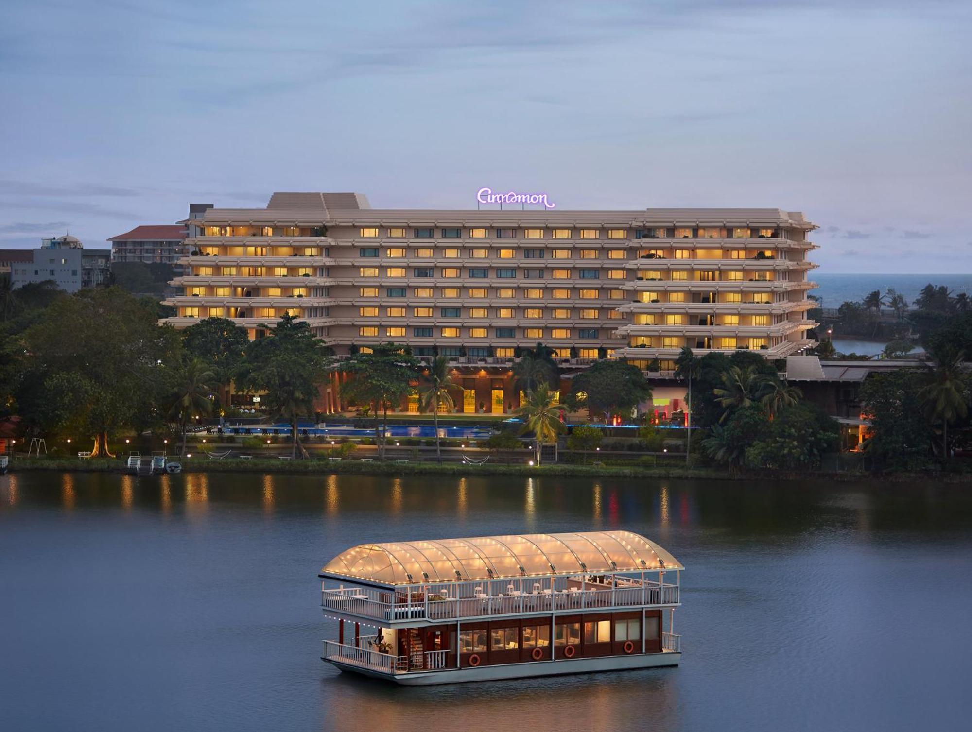 Cinnamon Lakeside Colombo Eksteriør billede The hotel and the floating restaurant