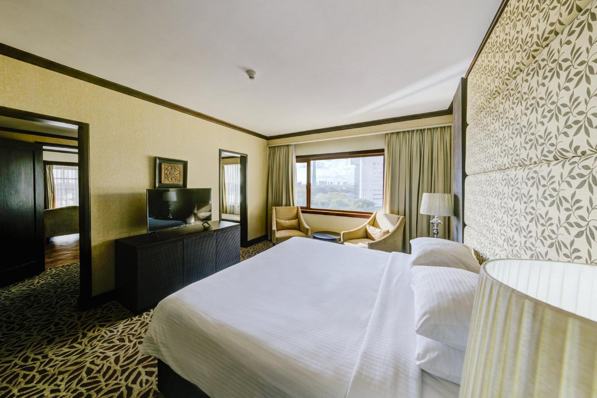Cinnamon Lakeside Colombo Eksteriør billede A bedroom at the hotel