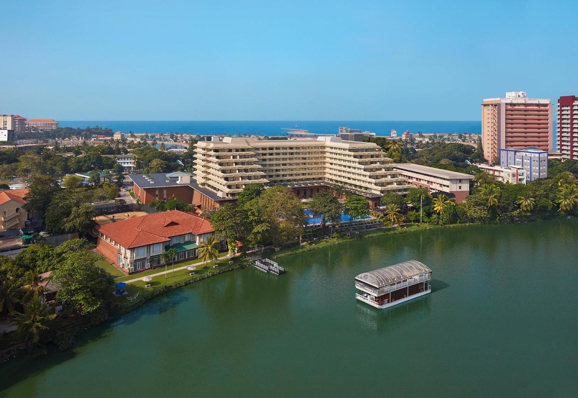 Cinnamon Lakeside Colombo Eksteriør billede Aerial view of the hotel