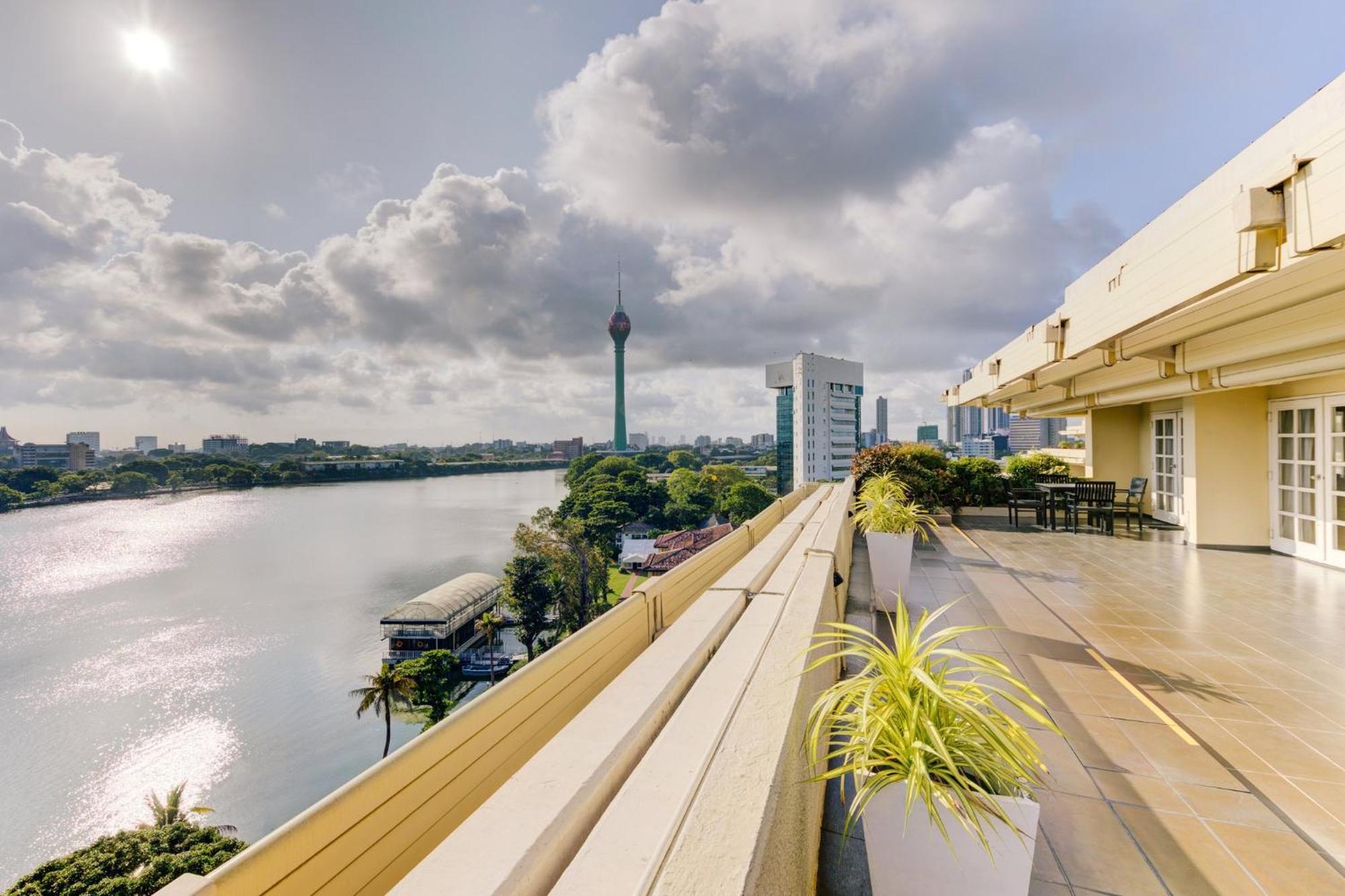 Cinnamon Lakeside Colombo Eksteriør billede View of the river from the hotel